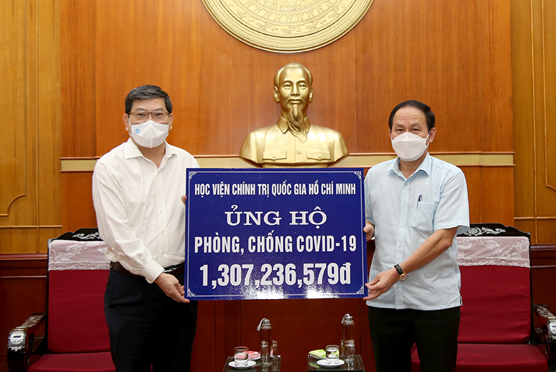 Học viện Chính trị quốc gia Hồ Chí Minh trao tiền ủng hộ công tác phòng, chống dịch Covid-19 (đợt 2) tới Ủy ban Trung ương MTTQ Việt Nam