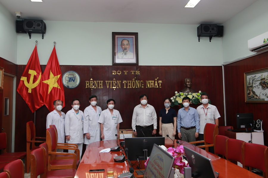 Học viện Chính trị khu vực II trao tặng đồ bảo hộ y tế và nhu yếu phẩm tới cán bộ y tế làm nhiệm vụ phòng, chống dịch COVID-19 tại Bệnh viện Thống Nhất, Thành phố Hồ Chí Minh